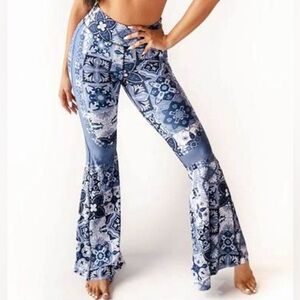 Yoga Democracy - Pocket Bell yoga pants in Mosaic blue